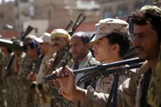 الحوثيين يكشفون عن استهداف 6 سفن شحن في البحر الأحمر
