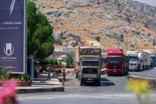 انخفاض كمية المساعدات الواردة إلى شمال غربي سورية عبر الحدود.. كم شاحنة دخلت خلال 2024؟