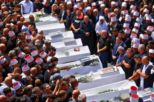 أهالي السويداء يشاركون في تأبين ضحايا "مجدل شمس" في الجولان