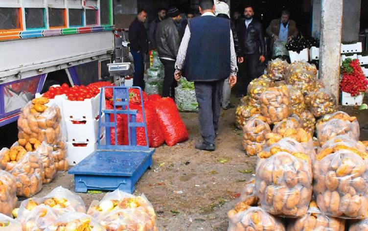 النظام السوري يطلب من الأردن توضيحاً حول  تأخير إدخال برادات الفواكه