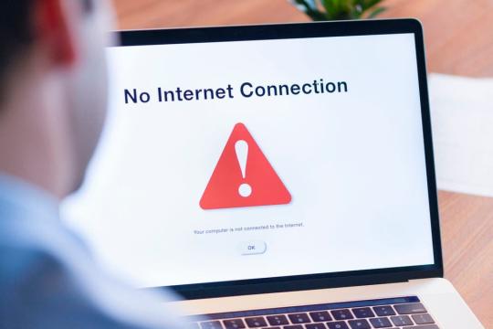 عطل عالمي في الإنترنت يشلّ مطارات وشركات كبرى