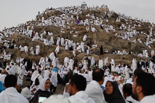 بَدْء التوافُد إلى صعيد عرفات لأداء ركن الحج الأعظم