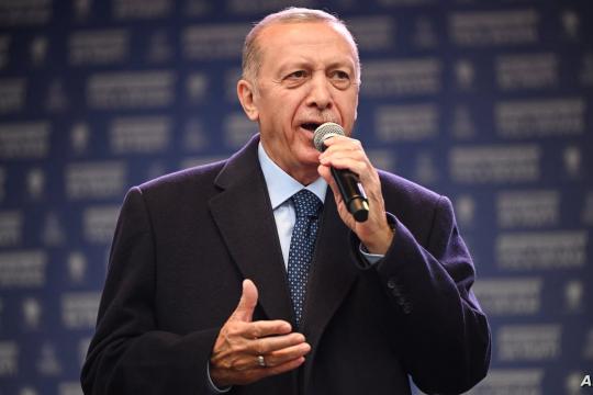 أردوغان يغني مع الآلاف من أنصاره قُبيل بَدْء عملية التصويت الانتخابي