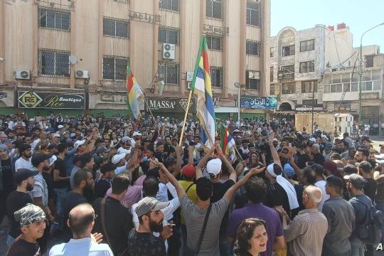 احتجاجات السويداء تتواصل لليوم الحادي عشر على التوالي وسط مشاركة نسائية لافتة