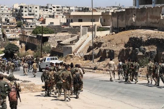 رغم إجرائهم "التسوية" .. النظام يعتقل 3 شبان مع والدتهم في درعا