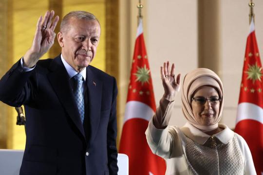 وزير يمني سابق واصفاً أردوغان واستحقاقه للرئاسة: نشيط ويحب الأطفال 