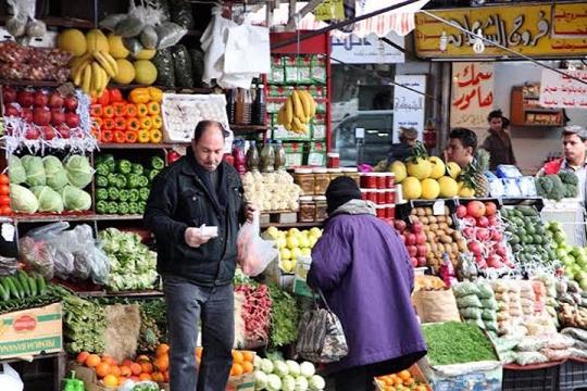 إعلام النظام: الدمشقيون يشترون طعامهم في رمضان بـ "القطّارة