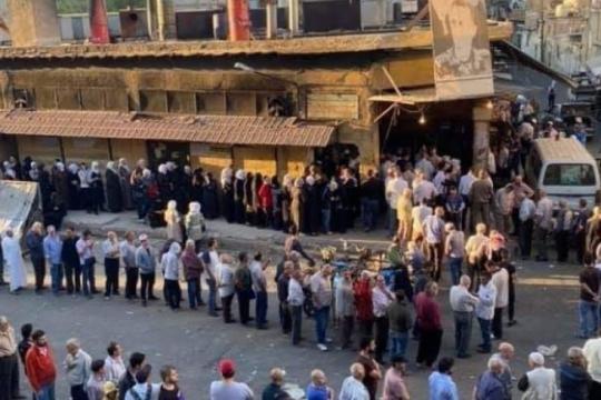 الطوابير تعود مجدداً إلى دمشق بعد رفع النظام السوري أسعار الخبز