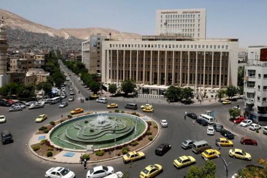 ”المصرف المركزي” يخفض سعر الليرة السورية أمام باقي العملات