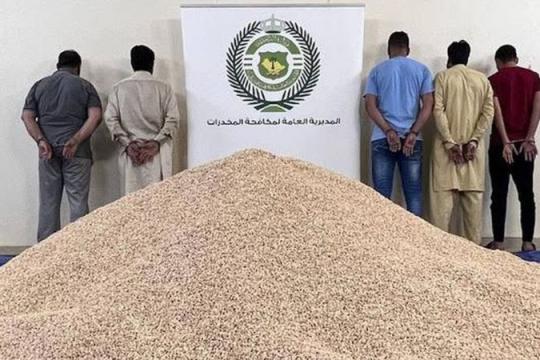 السعودية تحبط إدخال شحنة ضخمة من المخدرات وتلقي القبض على وافديْنِ سورييْنِ