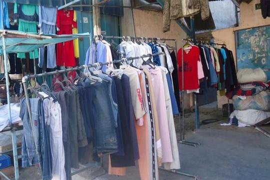 الألبسة المستعملة وسيلة السوريين لإبهاج أطفالهم في مناطق سيطرة نظام الأسد