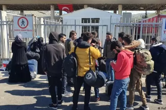 استمرار هجرة الشبان ينذر بكوارث عديدة في مناطق سيطرة النظام السوري