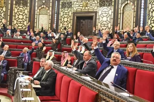 مشروع قرار في برلمان الأسد يمنح المواطنين تراخيص حيازة بنادق حربية