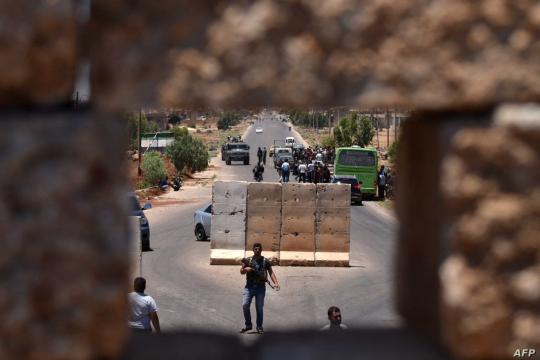 درعا.. مجموعة مسلحة تقطع طريق دمشق رداً على اعتقال 3 من عناصرها