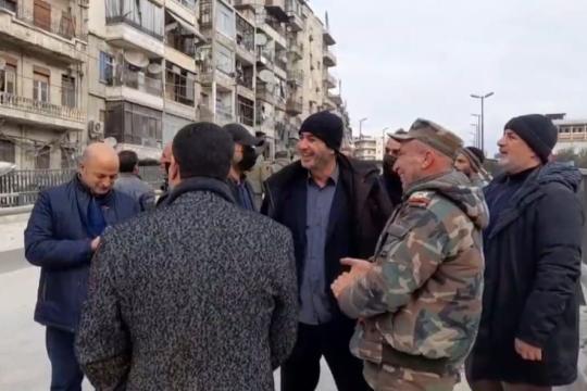 من داخل حلب وبحضور ضباط الأسد.. قيادي في ”الحشد الشعبي” يسيء للسوريات بحديث مشين