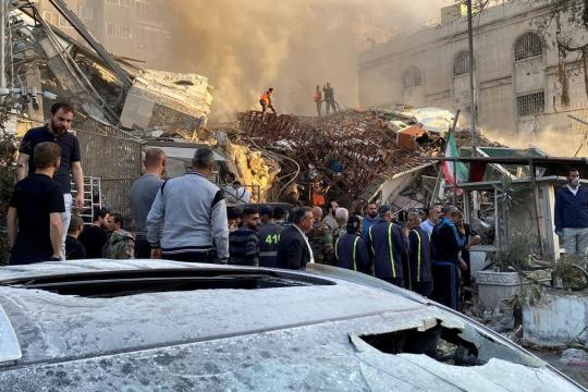الاستخبارات الأمريكية تستبعد حدوث ردّ إيراني مباشر على قصف القنصلية بدمشق