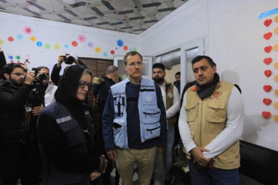 وفد أممي يزور بلدة "جنديرس" المتضررة من الزلزال بريف حلب