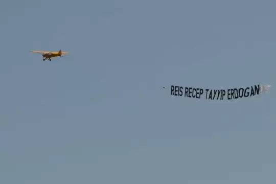 طائرة تجوب الأجواء في هولندا بلافتة داعمة لأردوغان