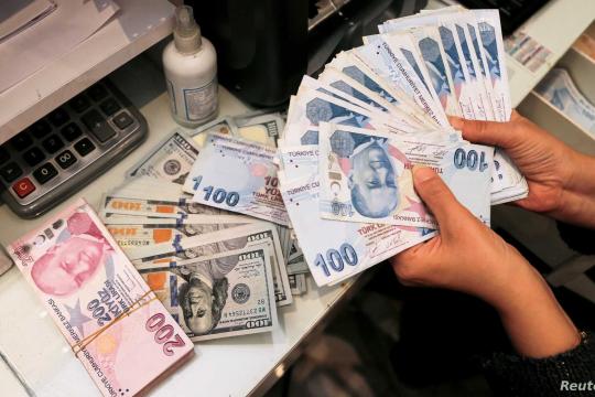 الليرة السورية تسجل سعراً جديداً أمام الدولار.. والذهب يرتفع 10 آلاف 