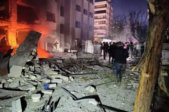 إسرائيل تضرب وسط دمشق.. وأنباء عن استهداف اجتماع رفيع لـ”الحرس الثوري”