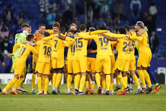 برشلونة يتوج بلقب الدوري الإسباني للمرة الأولى منذ 4 سنوات