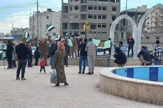 قسد" تهاجم مظاهرة تُحيِي ذكرى الثورة في الرقة وتعتدي على إعلامية