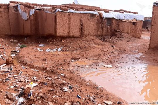 عاصفة مطرية تهدّم المنازل الطينية في مخيم الركبان السوري