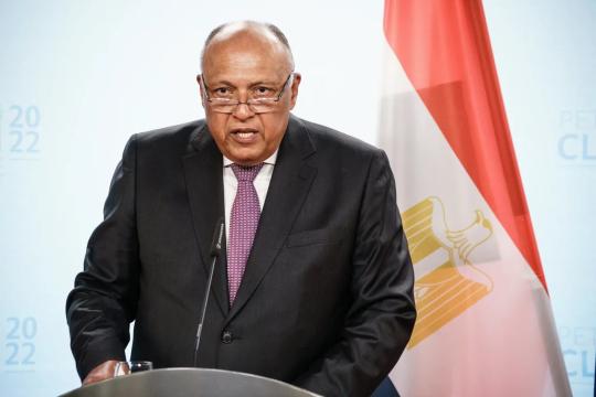 مصر تُحذِّر من انزلاق الأوضاع إلى صراع أوسع بعد هجمات سورية والعراق