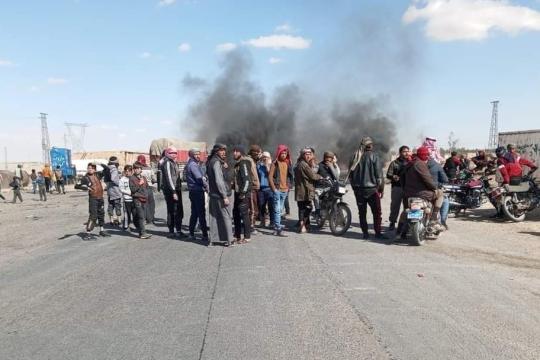 دير الزور.. غليان شعبي إثر تصفية ”قسد” لقيادي سابق في المعارضة ومهاجمة مجلس عزائه