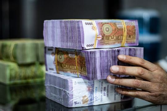 الليرة السورية تسجل سعراً جديداً أمام الدولار.. والذهب يتراجع 