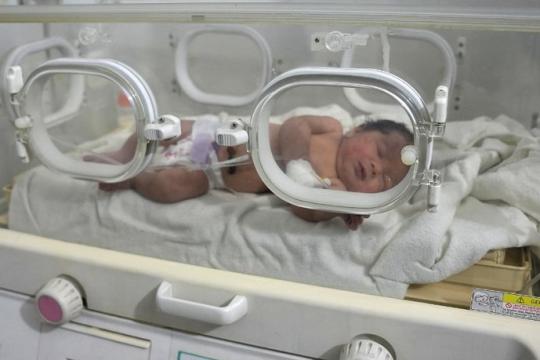 وُلدَت تحت أنقاض الزلزال.. الرضيعة "المعجزة" تجد مَن يتكفل بها 