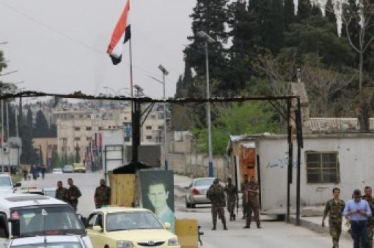 حصار النظام السوري لأحياء كردية في مدينة حلب يجبر الإدارة الذاتية على تعليق خدماتها