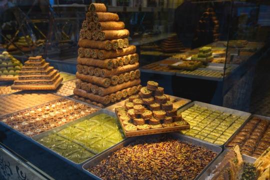 %80 في سورية يشترون الحلويات بالقطعة.. النظام منزعج من التذمر ويقدم حلاً سحرياً لارتفاع الأسعار 