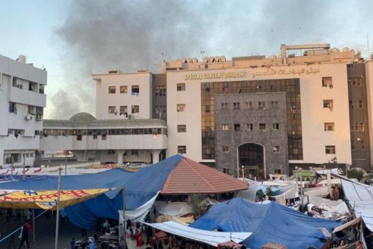 الجيش الإسرائيلي يُجدِّد قصفه مجمع الشفاء الطبي في قطاع غزة