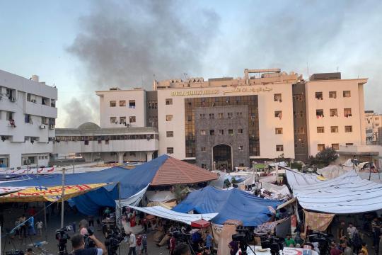 الجيش الإسرائيلي يقتحم مجمع الشفاء الطبي في غزة