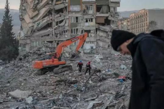 عَبْر ممثل مشهور.. 29 قناة بريطانية تبثّ نداء لمساعدة متضرري الزلزال