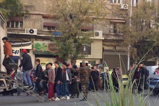 المازوت مقابل التجنيد.. الأسد يستثمر في معاناة أهالي دمشق ويبتزهم بأبنائهم 
