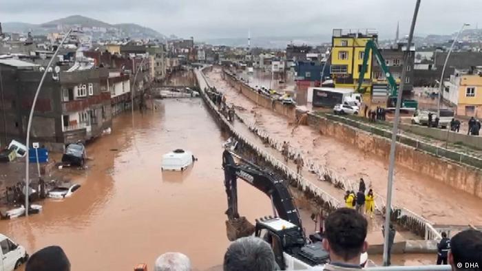 فيضانات تجتاح جنوب تركيا وتُخَلّف عددًا من القتلى بينهم سوريين