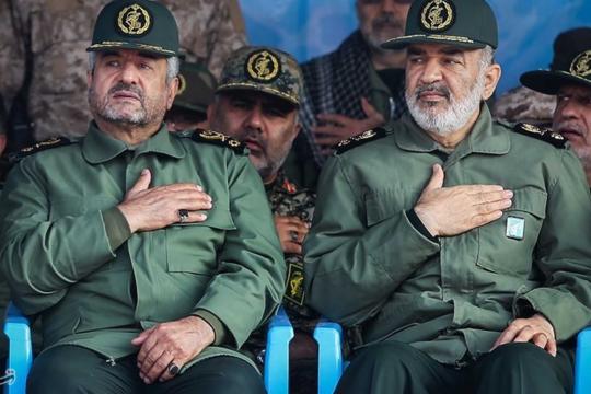 فايننشال تايمز" تكشف عن سحب إيران لكبار قادة الحرس الثوري من سورية