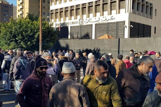 احتجاجاً على عدم تقاضي رواتبهم بالدولار.. موظفون يشعلون النار أمام المصرف المركزي بطرابلس