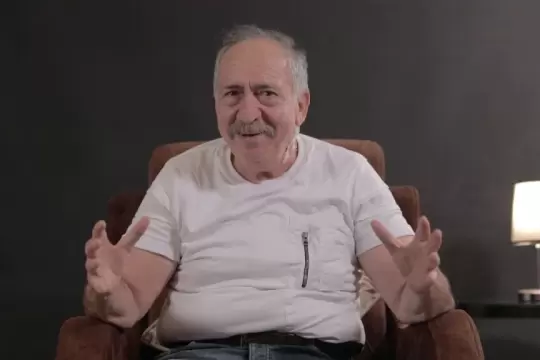 بشار إسماعيل يروي قصة الحذاء: أَوْجَدُونا لنكون مُداسِين بأقدام الجميع... ويردّ على منتقديه بكلمات بذيئة!