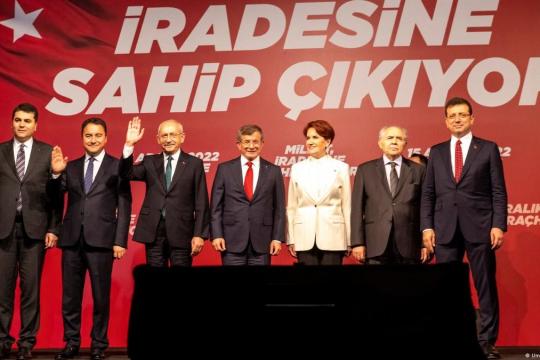 أوبزرفر": المعارضة التركية تُثير خطاب الكراهية ضدّ السوريين على أمل الفوز بالانتخابات