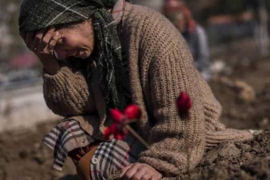 اتجاه الإغاثة يتحول إلى الذين شرّدهم الزلزال في تركيا