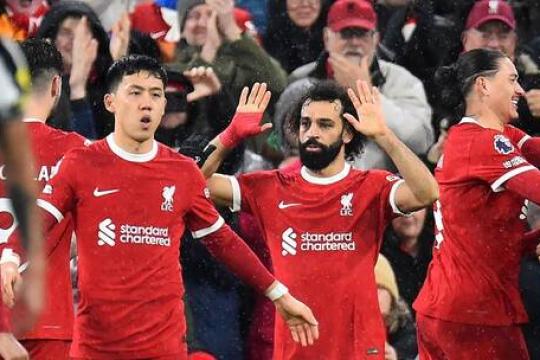 ليفربول يهزم نيوكاسل يونايتد وينفرد بصدارة الدوري الإنجليزي