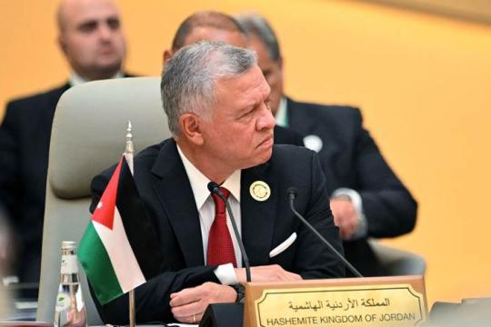العاهل الأردني يتجنب الترحيب ببشار الأسد خلال القمة العربية