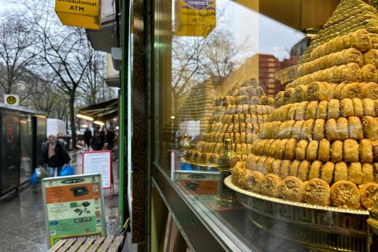 عيد السوريين في أوروبا: تكافُل مع الأهل وفرحة منقوصة 