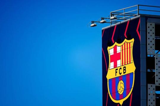 برشلونة يقترب من ضم نجم نادي مانشستر سيتي الإنجليزي