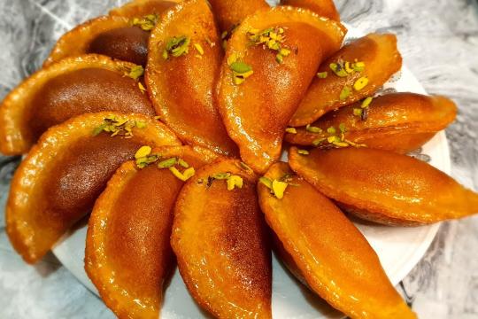حلوى القطائف تلازم موائد إفطار أهالي درعا