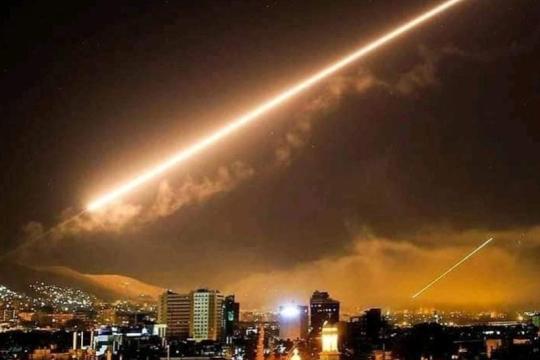 انفجارات عنيفة قرب الحدود مع لبنان.. إسرائيل تستهدف مواقع عسكرية في حمص