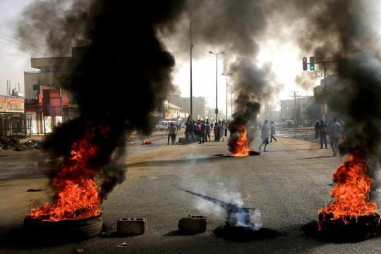 50 سوريّاً عالقون في منزل بالسودان.. والنظام يتجاهلهم